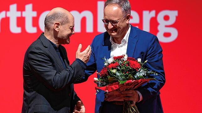 Bundeskanzler Olaf Scholz (l, SPD) gratuliert Andreas Stoch, Landesvorsitzender der SPD in Baden-Württemberg, beim Landesparteitag der ...