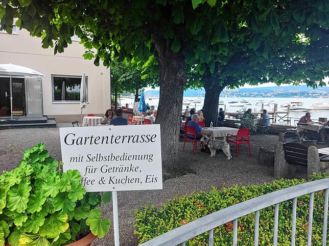 Die Gartenterrasse der Seeschau in Dingelsdorf: Vor allem bei großer Hitze ein beliebter Treffpunkt unter den kühlenden Bäumen.