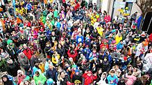 Vor dem Meßkircher Rathaus versammelt sich die Narrenschar am Schmotzigen zum Wurstschnappen.