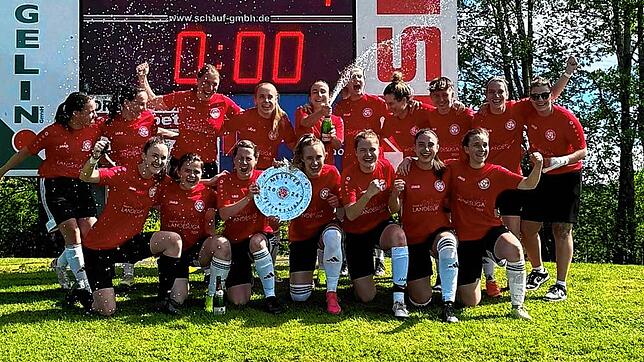 Meister! Jubel bei den Spielerinnen des SV Deggenhausertal II.