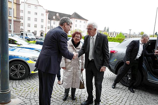 Damals musste die Begrüßung neben dem Museum stattfinden: Am 19. April wurden Kretschmann und seine Frau ins Polizeipräsidium gebracht, ...