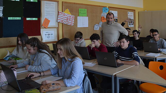 Schulrektor Jürgen Mattmann im Englischunterricht bei der neunten Klasse.
