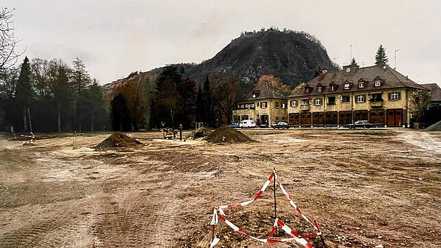 Im März 1998 war das Gelände für die Landesgartenschau 2000 soweit freigeräumt, dass mit der Anlage des neuen Stadtparks begonnen werden ...