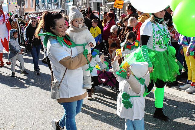 Bild 1: Kinderumzug und Setzen des Kindernarrenbaums in Stockach (Teil 1)