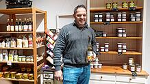 Andreas Henes in seinem Hofladen mit Selbstbedienung in Lottstetten.