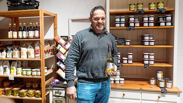Andreas Henes in seinem Hofladen mit Selbstbedienung in Lottstetten.