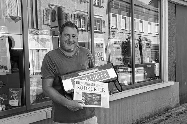 Gernot Burmeister vor der Stockacher Lokalredaktion des SÜDKURIER. Hier war er lange tätig. 2024 ist er verstorben.