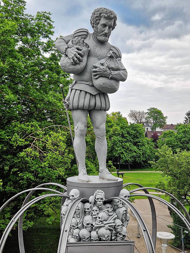 Die Krone der Skulptur zeigt den Bauernjörg.