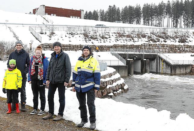 Vor-Ort-Begehung: Michael Koch (links) und Oliver Stenzel vom Regierungspräsidium Freiburg mit ihren Kindern Jonathan und Lina; rechts ...