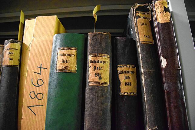 Bild 2: Zeitungsbände aus mehr als 200 Jahren: Eindrücke aus dem Stockacher Stadtarchiv