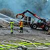 Noch bis in den Sonntagnachmittag hinein muss die Feuerwehr immer wieder Glutnester löschen.