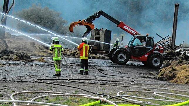 Noch bis in den Sonntagnachmittag hinein muss die Feuerwehr immer wieder Glutnester löschen.