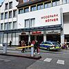 Kunden und die Polizei stehen am Dienstag kurz nach 13 Uhr vor dem Modepark Röther, nach dem die Feuermelder Alarm geschlagen hatten. ...