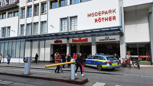 Kunden und die Polizei stehen am Dienstag kurz nach 13 Uhr vor dem Modepark Röther, nach dem die Feuermelder Alarm geschlagen hatten. ...