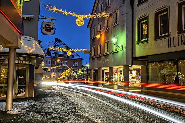 Eine Langzeitbelichtung im Dunkeln in der Stockacher Oberstadt mit der Weihnachtsbeleuchtung. Die weißen und roten Lichtstreifen kommen ...