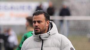 Trainer Ertan Tasdemirci und der VfR Stockach müssen ein deutliches 2:6 gegen Tabellenführer FC Pfaffenweiler hinnehmen.