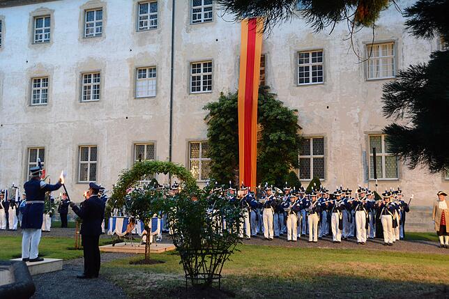 Das musikalische Zeremoniell beim Großen Zapfenstreich zu Ehren von Max Markgraf von Baden führt die Stadt- und Bürgerwehrmusik ...