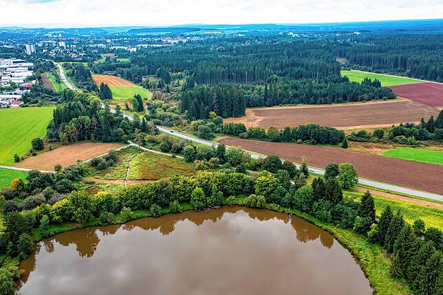 Der Mönchsee und hinten der beginn von Villingen. Die neue Querspange wird oberhalb des hier abgebildeten See-Abschnitts auf die ...