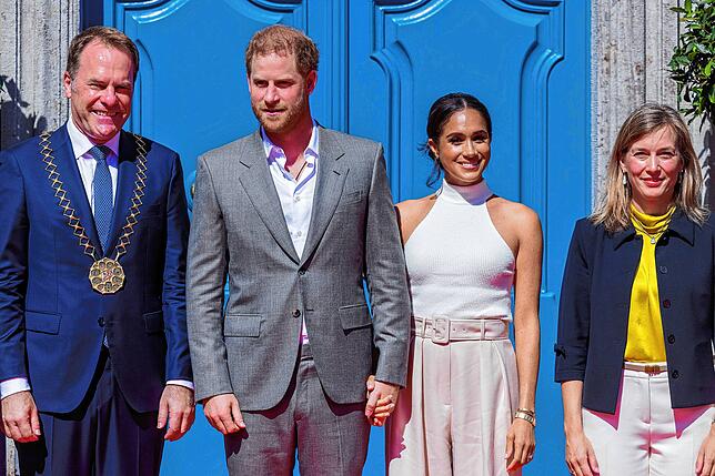 Prinz Harry (2.v.l.) und seine Frau Meghan (2.v.r) kommen vor dem Rathaus an und stehen zusammen mit Stephan Keller (l), ...