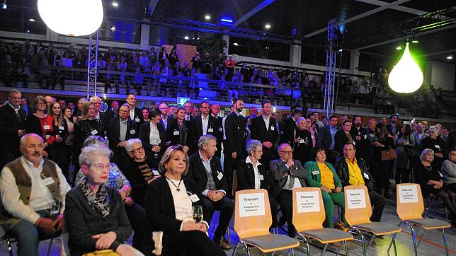 Zahlreich sind die Gäste zum ersten Neujahrsempfang seit Januar 2020 in die Tiengener Stadthalle gekommen.