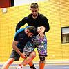 Dominik Stadler (oben) ringt sich für den großen Wettkampftag warm.