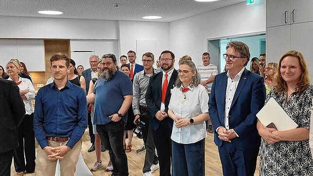 Die Gäste haben sich im Wohlfühlraum im Erdgeschoss versammelt.