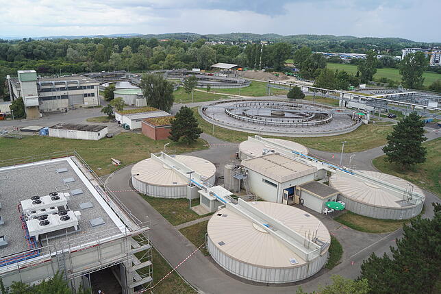 Blick vom Faulturm auf die heutige Kläranlage. Sie ist in den vergangenen Jahrzehnten extrem gewachsen.