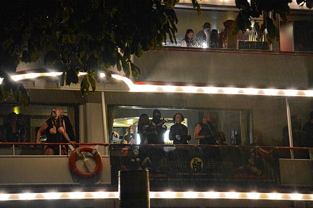 Bild 21: Leinen los fürs Torture Ship: Bilder vom Boarding in Friedrichshafen und Konstanz