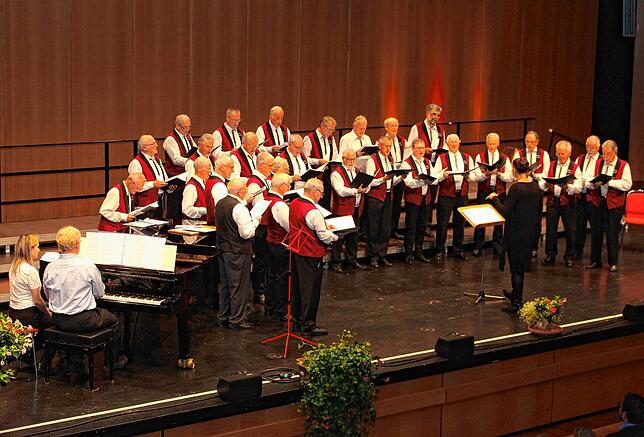 Mit einem Chorkonzert unter Mitwirkung von vier Gastchören feierte der Siedlerchor sein 60-jähriges Bestehen.