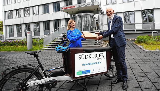 Auch Norbert Reuter, Geschäftsführer der Stadtwerke Konstanz, ist begeistert von dem Lieferdienst CityLogistik (hier Mitarbeiterin ...