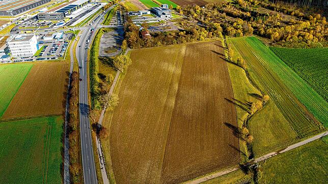 Auf diesen Feldern rechter Hand vom Nordzubringer könnte ein neues, zentrales Hallenbad für Villingen-Schwenningen entstehen. Sofern die ...