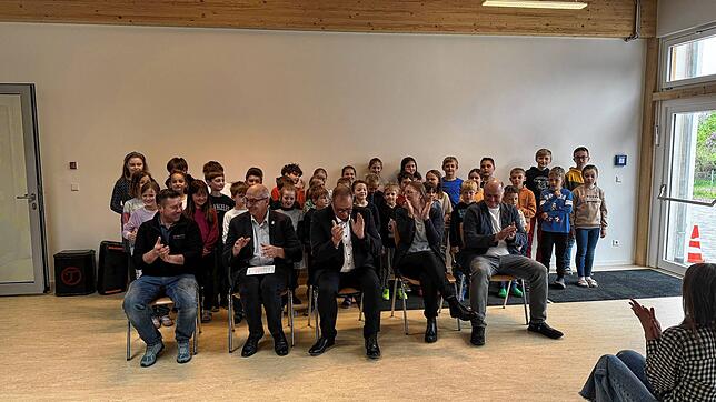 Schülerinnen und Schüler der Klasse 3/4, vorne sitzen (von links): Christian Maurer (Leitung Amt für Kindertageseinrichtungen), ...