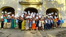 Stolzer Moment: 89 Absolventinnen und Absolventen der Theresia-Scherer-Schule feiern ihren Abschluss. Foto: St. Josefshaus Herten