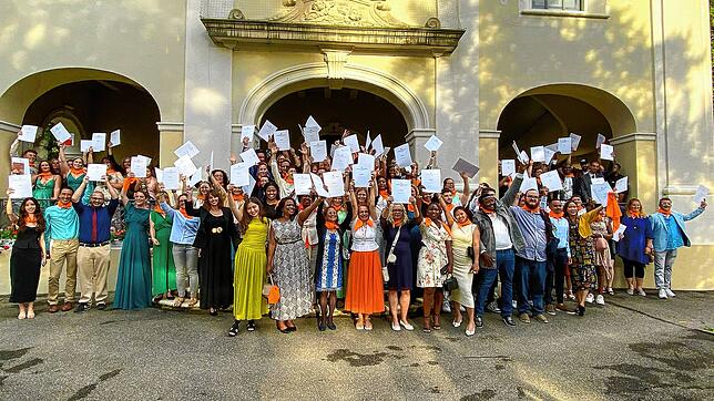 Stolzer Moment: 89 Absolventinnen und Absolventen der Theresia-Scherer-Schule feiern ihren Abschluss. Foto: St. Josefshaus Herten