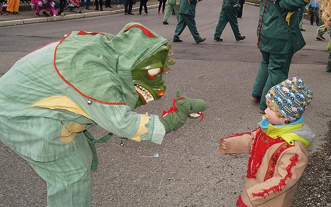 Der Altheimer Drache beißt nicht. Wer lieb ist, bekommt sogar ein Gutsele. Bild: Martina Wolters