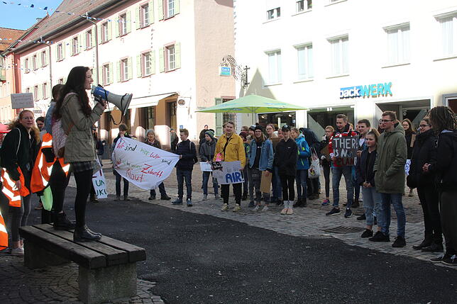 Mona Maria Schirmaier ist die Organisatorin der Demonstration und bringt den Schülern die Parolen bei.