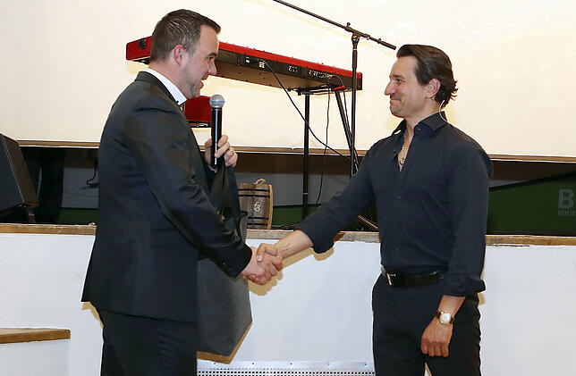 Bürgermeister Markus Keller (links) dankt Thorsten Havener für seinen unterhaltsamen Vortrag.
