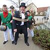 Da hilft kein Ziehen und kein Zerren: Ahausens Ortsvorsteher Jakob Krimmel ist gefesselt und entmachtet.