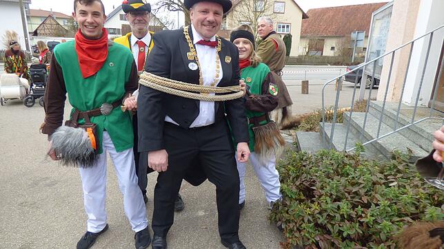 Da hilft kein Ziehen und kein Zerren: Ahausens Ortsvorsteher Jakob Krimmel ist gefesselt und entmachtet.