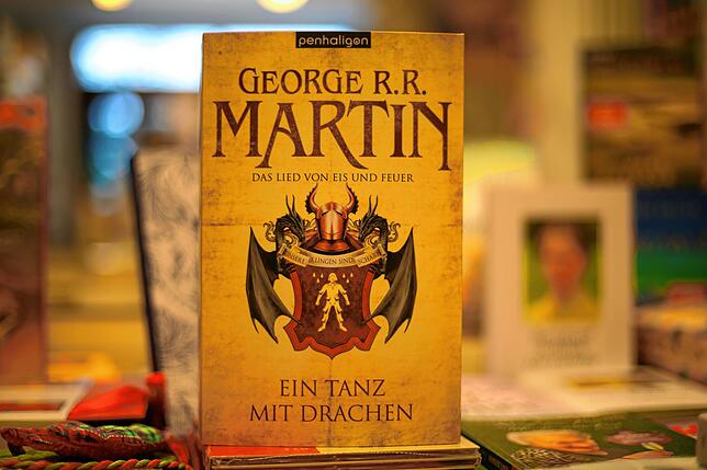 &bdquo;Ein Tanz mit Drachen&ldquo; von George R.R. Martin, erschienen im Penhaligon-Verlag für 16 Euro ist der 10. Band der Fantasy-Saga ...