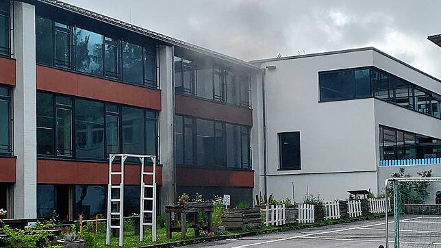 An der Sommertalschule ist am Samstagmorgen eine Rauchentwicklung zu erkennen.