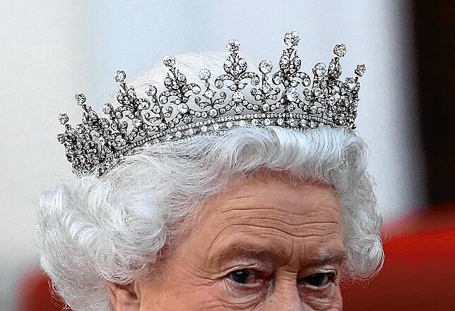 Die britische Königin Elizabeth II. kommt am 24.06.2015 in Berlin im Schloss Bellevue zu einem Staatsbankett zu Ehren der britischen ...