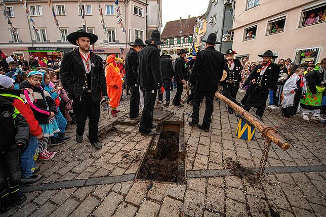 Bild 9: Bilder vom Schmotzigen Dunschdig in Meßkirch (Teil 2/3)