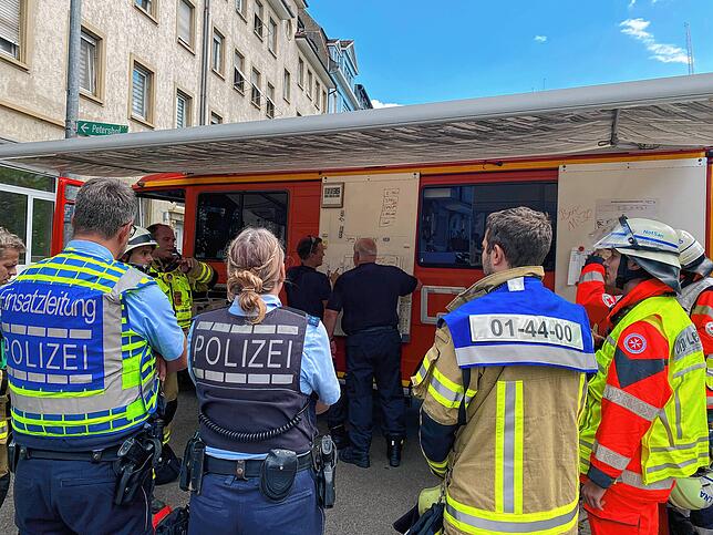 Polizei und Feuerwehr treffen sich zur Lagebesprechung.