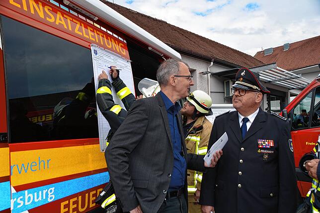 Bürgermeister Volker Frede (links) im Gespräch mit dem stellvertretendem Kreisbrandmeister Michael Fischer (rechts).