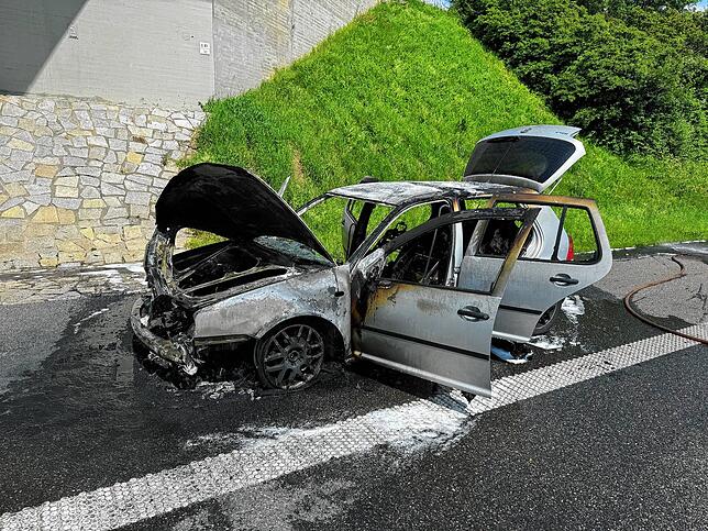 So sah das Wrack am Ende aus. Während des Einsatzes konnte der Verkehr nur einspurig fließen.