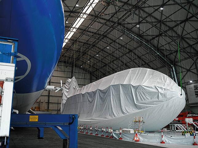 Ohne Gondel und Luft im Innenraum wirkt der Zeppelin noch ein wenig schmächtig.