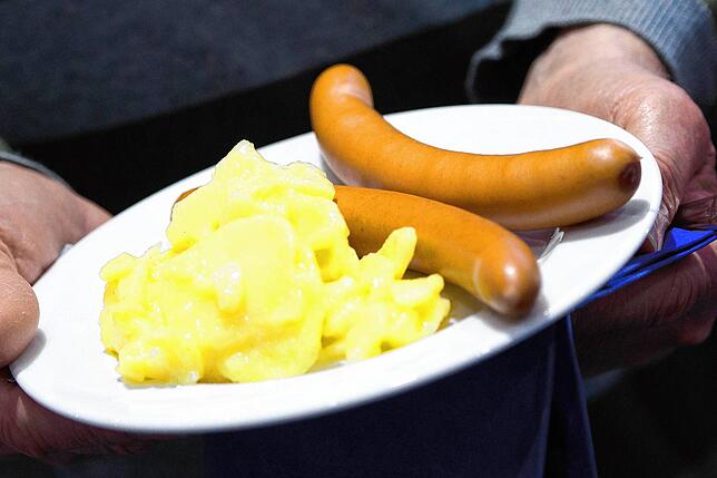 Würstchen mit Kartoffelsalat – Tim Raue sollte man das lieber nicht anbieten.