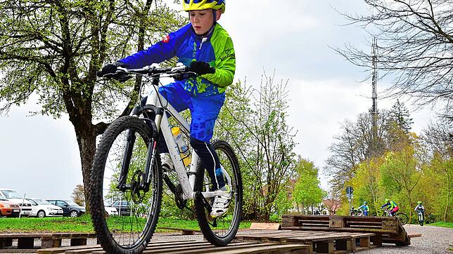 Noch fährt ein junger Mountainbiker über eine provisorische Hindernisstrecke. Der neue Radfahrverein will eine dauerhafte ...
