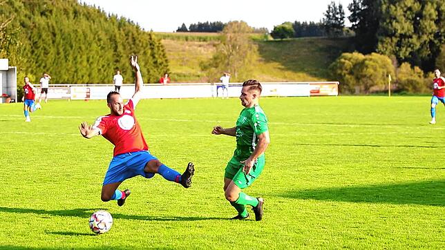 Offene Sohle und eine Menge Frust: Beim Derby zwischen dem TSV Aach-Linz und dem FC RW Salem ging es teilweise heiß zu &ndash; wie ...
